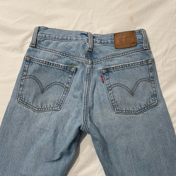 Levi’s Wedgie Lightwash Distressed Jeans Size 24 - Picture 4 of 9